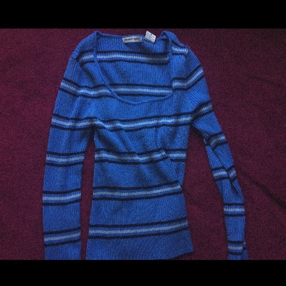 Vintage, fitting/cropped sweater.